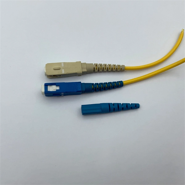 What materials are used for the FC connectors in fiber optic patch cords 