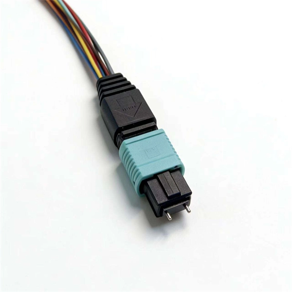 Bending-resistant and polarization-maintaining optical fiber